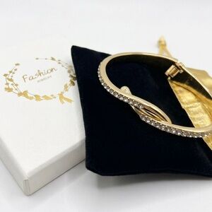 House of Harlow 1960 - Pavé Rhinestone Infinity Knot Bangle